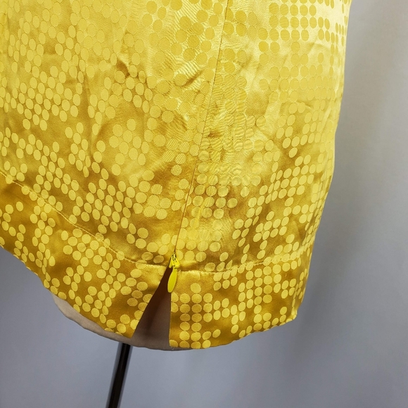 ๐๏ธ Halogen Silk Ruffle Front Sleeveless Top - Picture 5 of 8